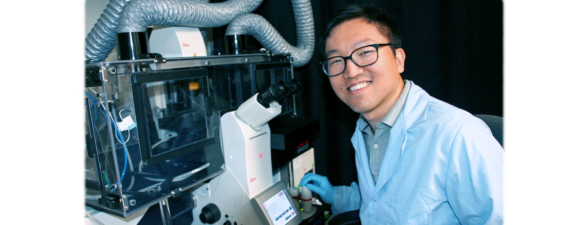 Photo of Bio-X Fellow Hong-pyo Lee in the laboratory.
