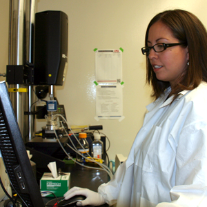photo of Eva Gabriela Baylon in her laboratory