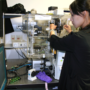 photo of Eva Huang in the laboratory