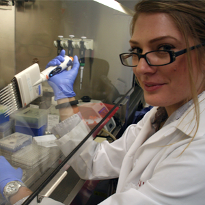 photo of Rachel Hagey-Braun in the laboratory