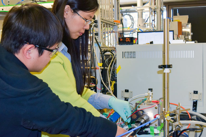 Photo of graduate student Xiaofei Ye (left) and postdoctoral scholar Liming Zhang in the lab.