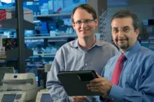 Photo of Ash Alizadeh and Maximilian Diehn in the lab.