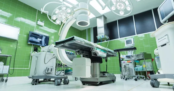 Photo of an operating room with operating table and equipment.